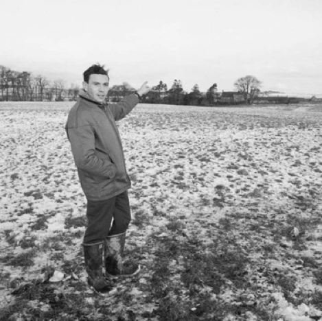 JIm pendant la trêve hivernale autour de Edington Mains montre la maison familiale JIm pendant la trêve hivernale autour de Edington Mains montre la maison familiale